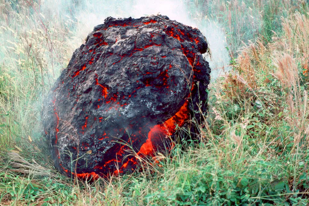 Accretionary lava ball rolling