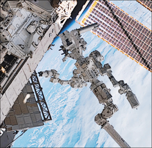Dextre space station robot