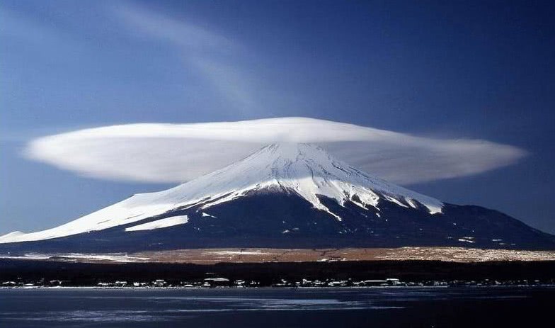 lenticular cloud Mt Fuji